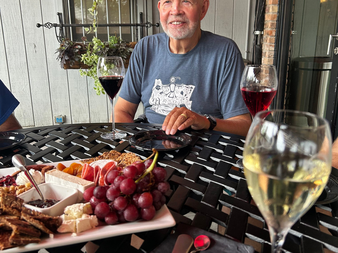 August Hill Winery & Illinois Sparkling Co. Tasting Room-尤蒂卡必去景点