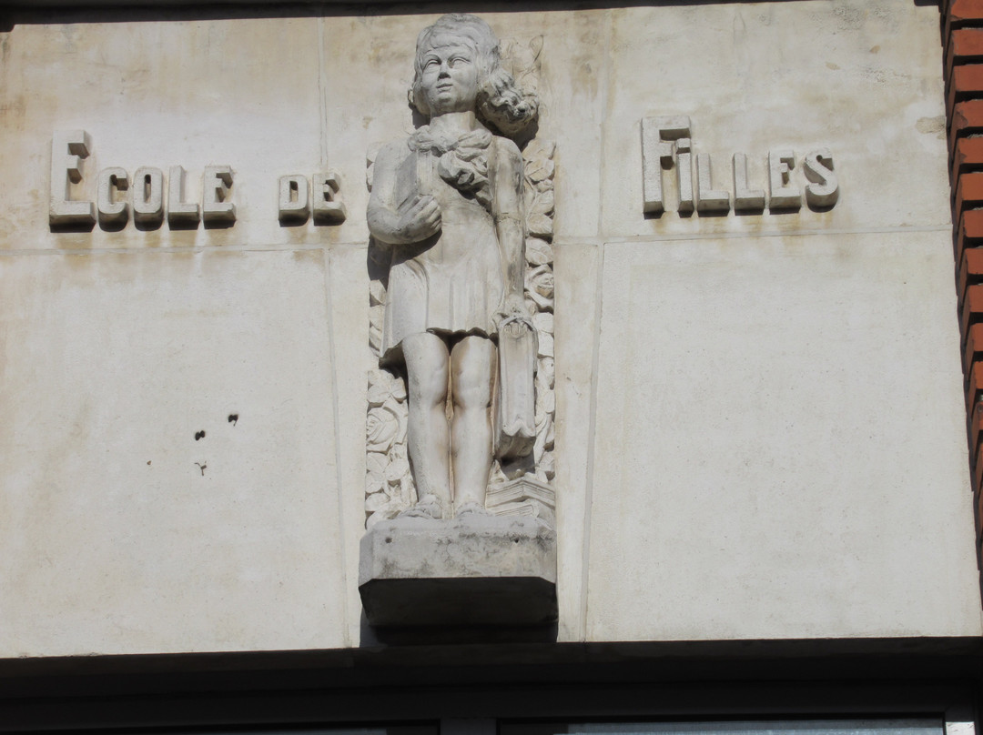 Haut-relief signalant de l'entrée des filles représentant une écolière