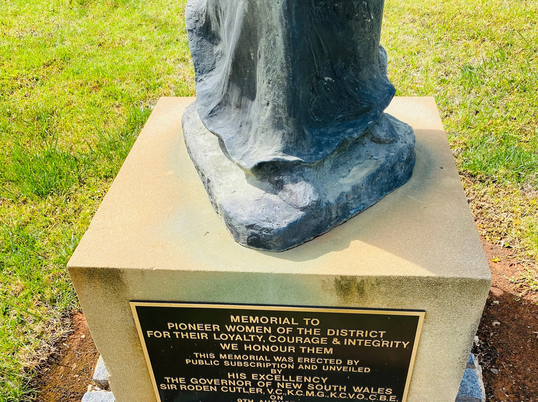Pioneer Women Of Griffith District Statue景点图片