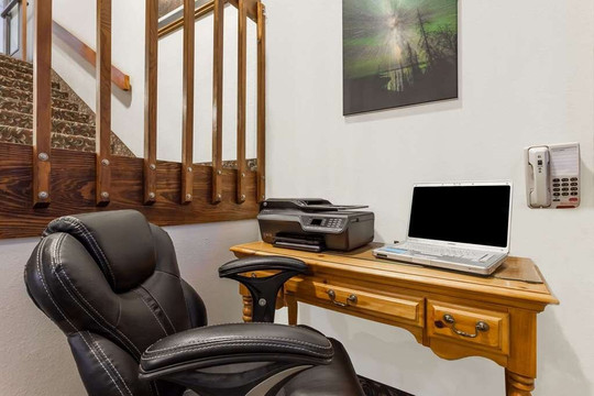 利文斯顿速 8 酒店主图