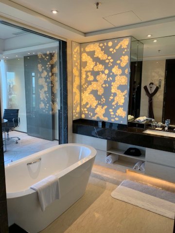 南京华泰万丽酒店-浴室