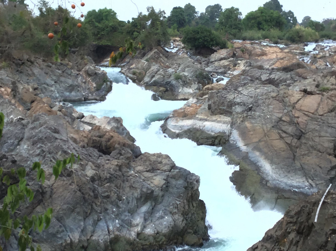 Tad Somphamit Waterfalls景点图片