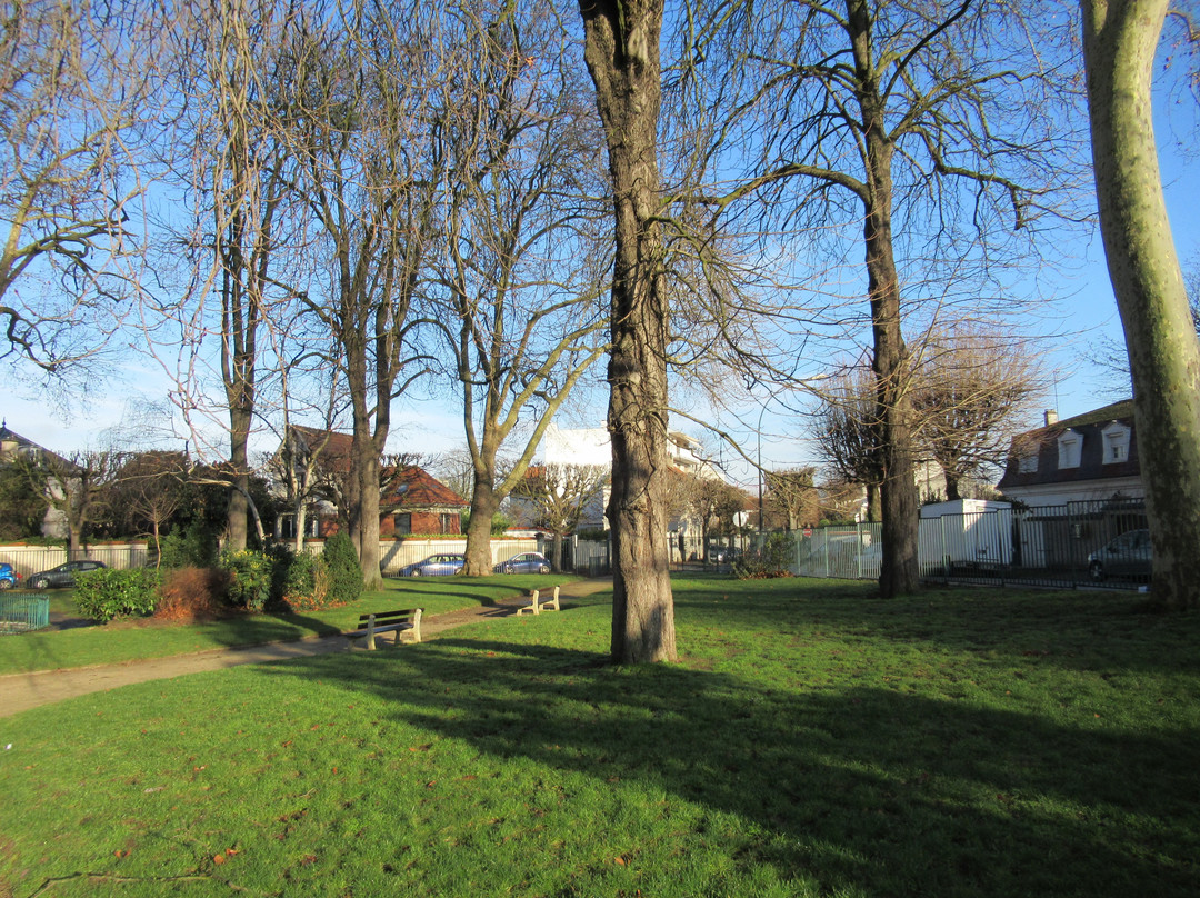 Square Victor Basch-圣莫代福塞必去景点