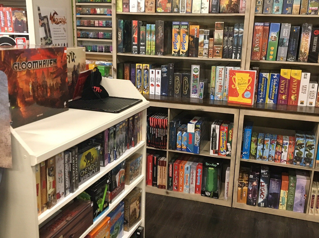 Looking Glass Toys & Games-Petawawa必去景点