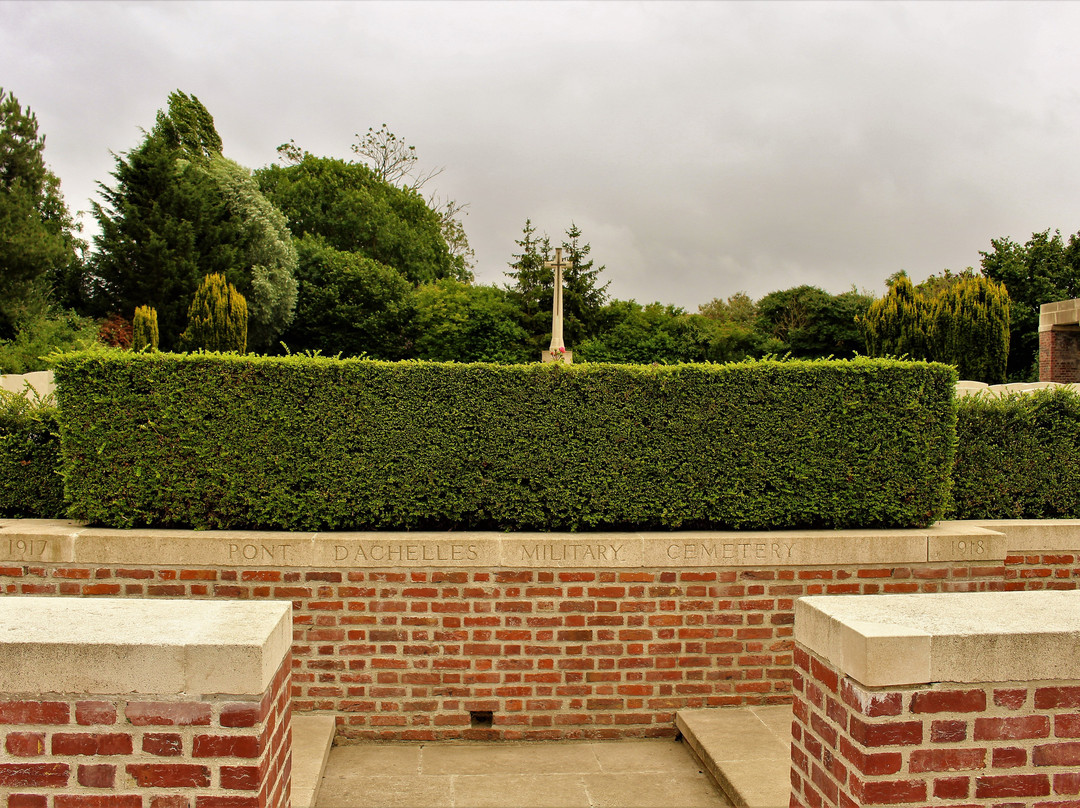 Pont-D'Achelles Military Cemetery景点图片