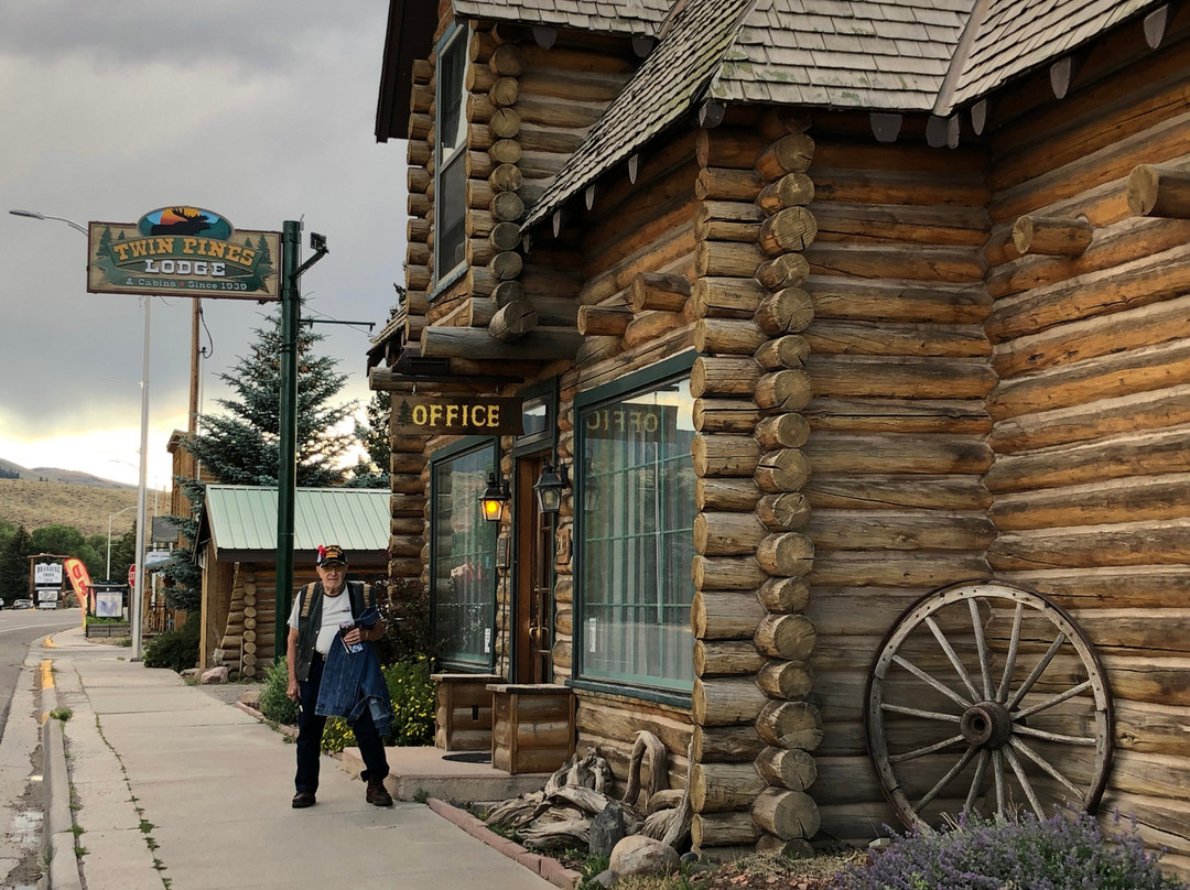 Twin Pines Lodge And Cabins主图