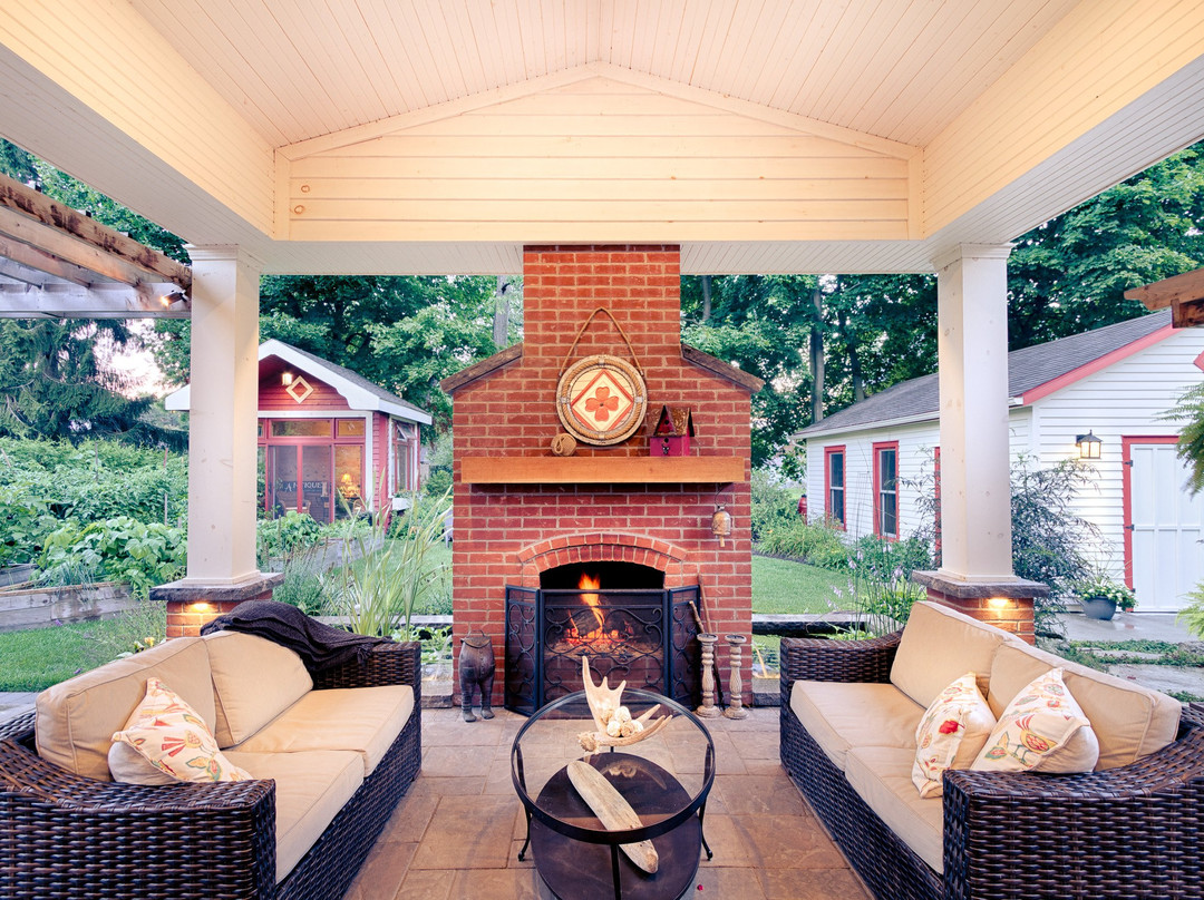 Five Blocks North主图