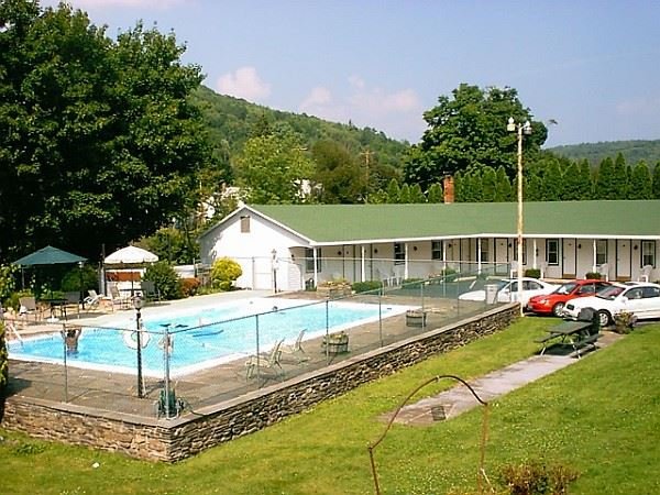 The Colonial Motel-官方