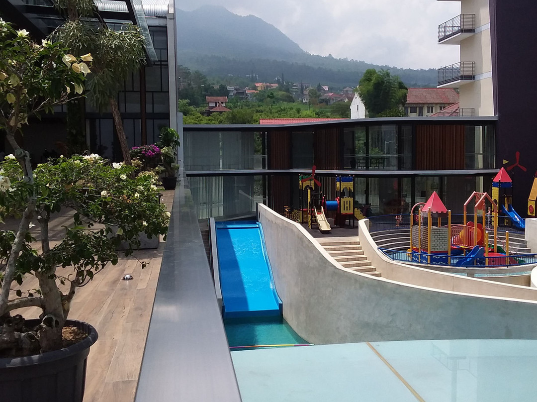 Golden Tulip Holland Resort Batu主图