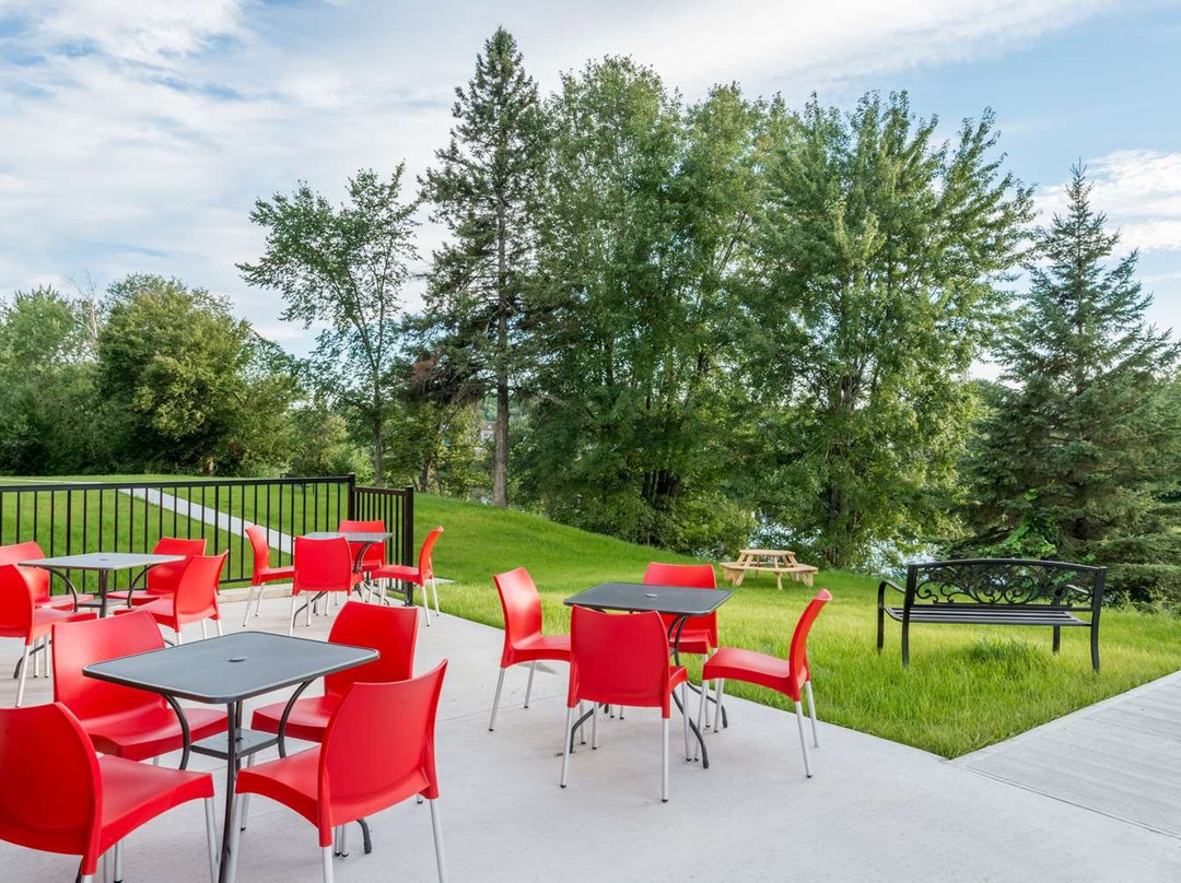 Super 8 by Wyndham Mont Laurier主图