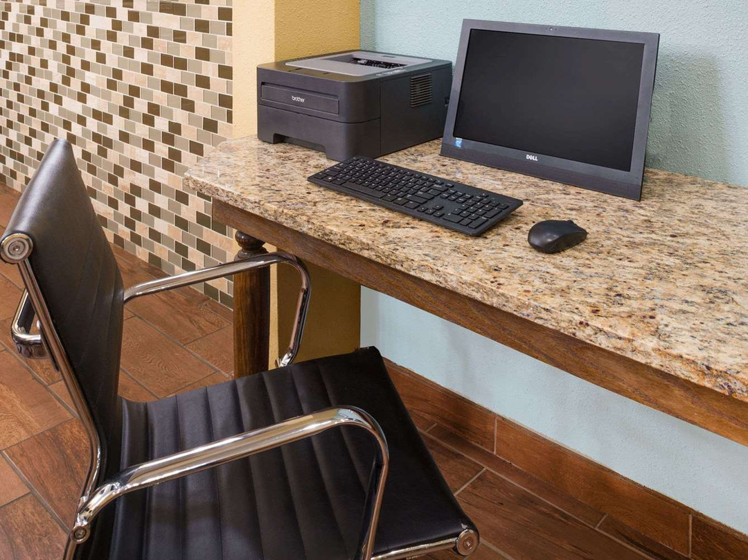 Super 8 by Wyndham Warrensburg主图