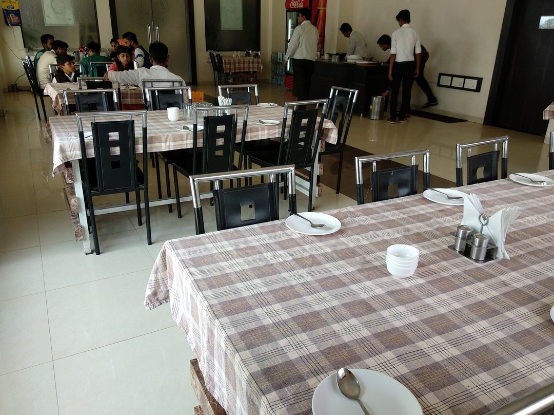 Hotel Devraj Place主图