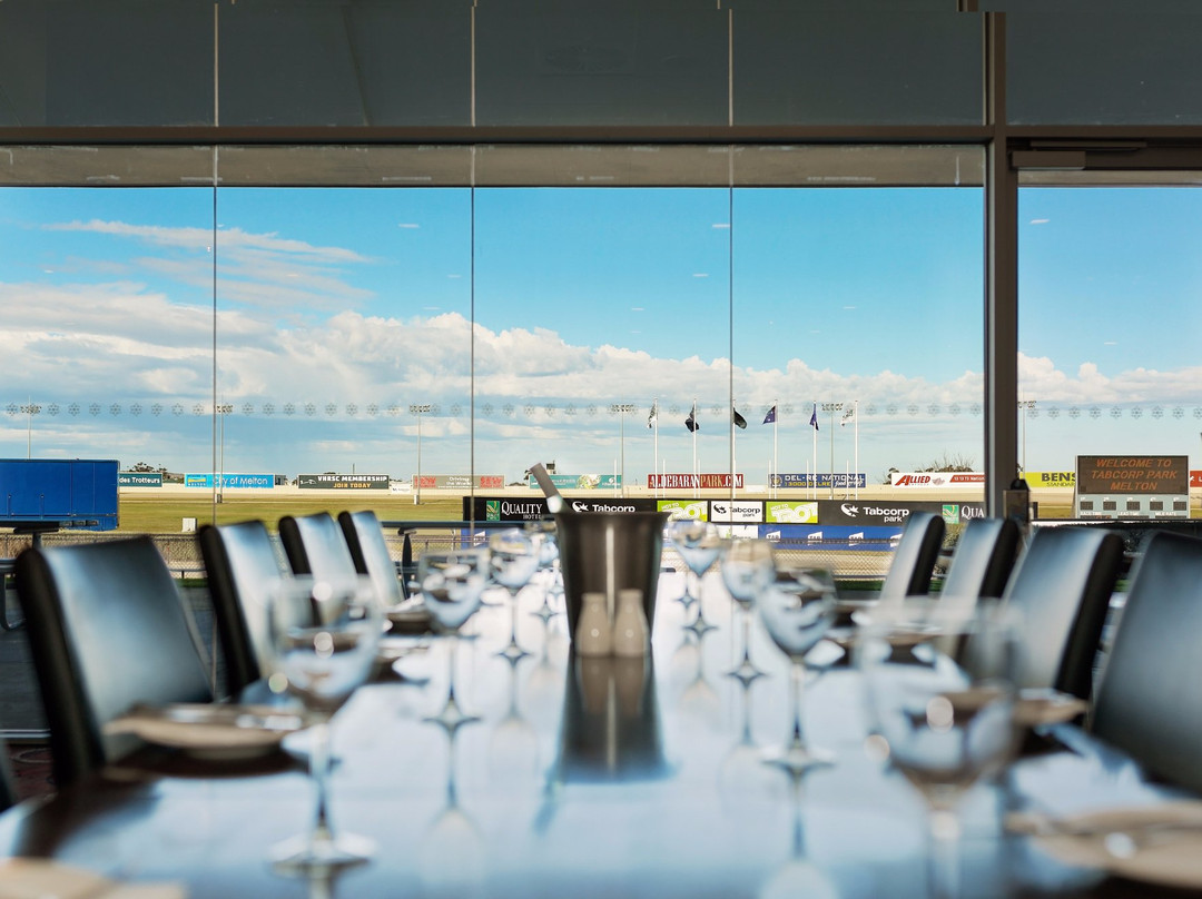 Eynesbury餐馆和美食-Popular Alm Bistro