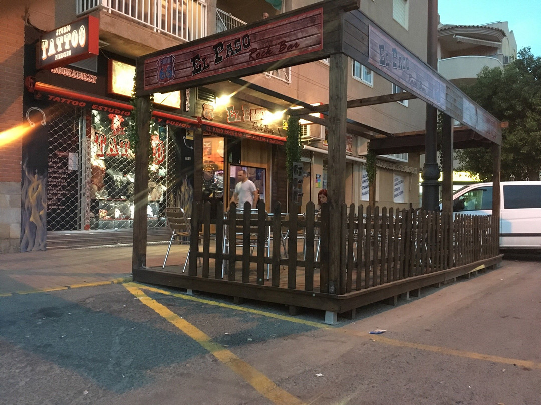 Los Cuarteros餐馆和美食-El Paso Rock Bar