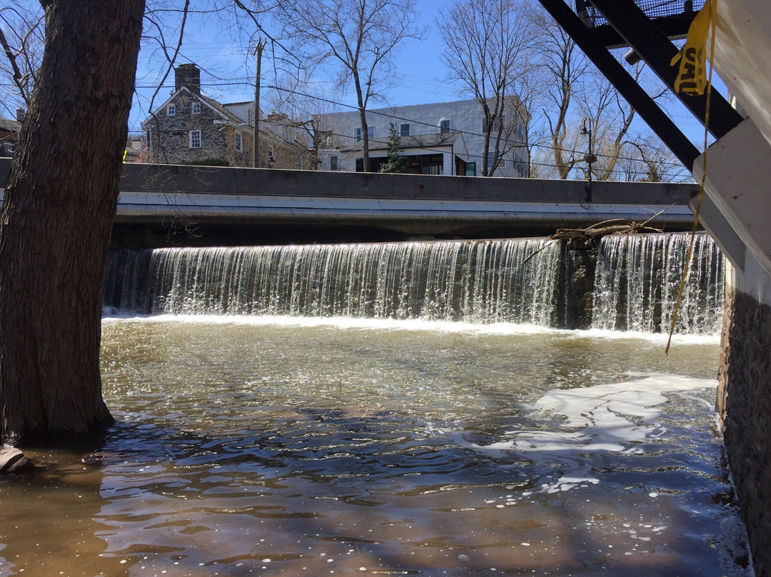 Aquetong Creek Dam Waterfall景点图片