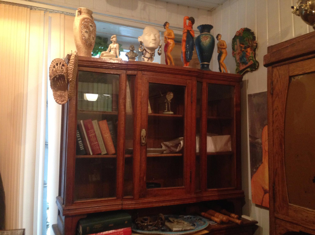 Bol'shoy Shaplak旅游景点-Antique Shop Lyudmila