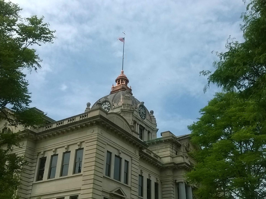Brown County Courthouse-格林贝必去景点