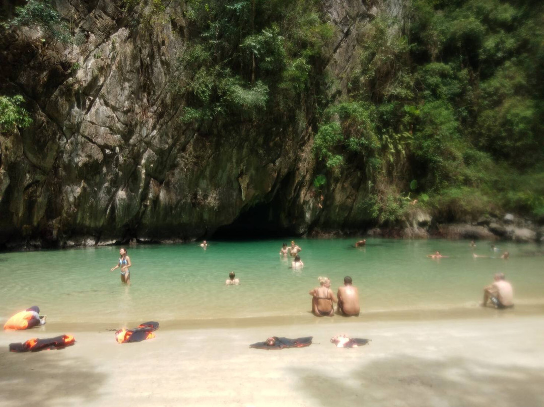 翡翠洞景点图片