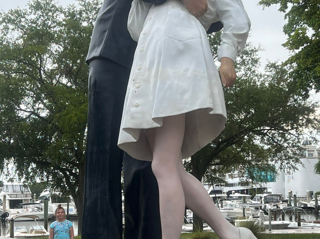 Unconditional Surrender Sculpture-萨拉索塔必去景点