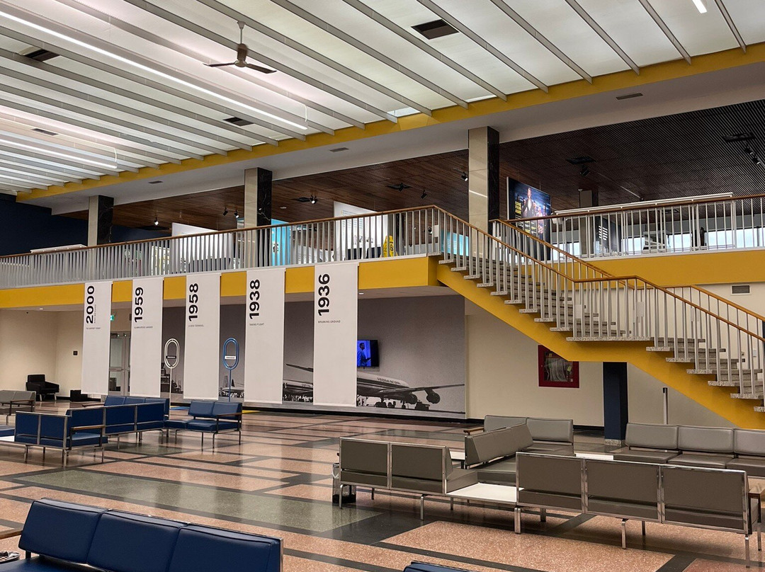 Gander International Lounge景点图片