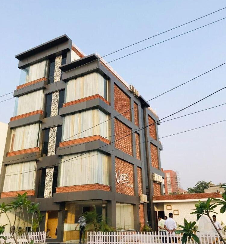 Hotel Vibes, Selaqui