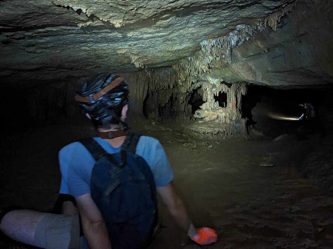 Howard's Waterfall Cave Preserve-Trenton必去景点