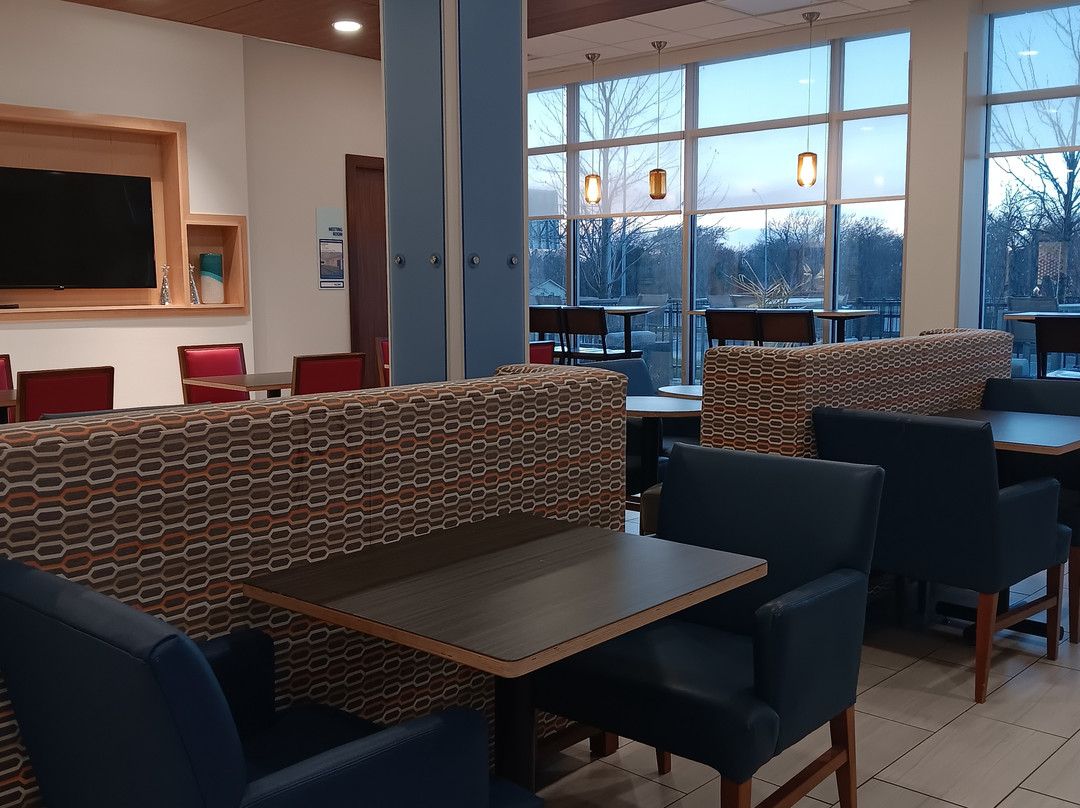 Holiday Inn Express & Suites Lenexa - Overland Park Area by IHG主图