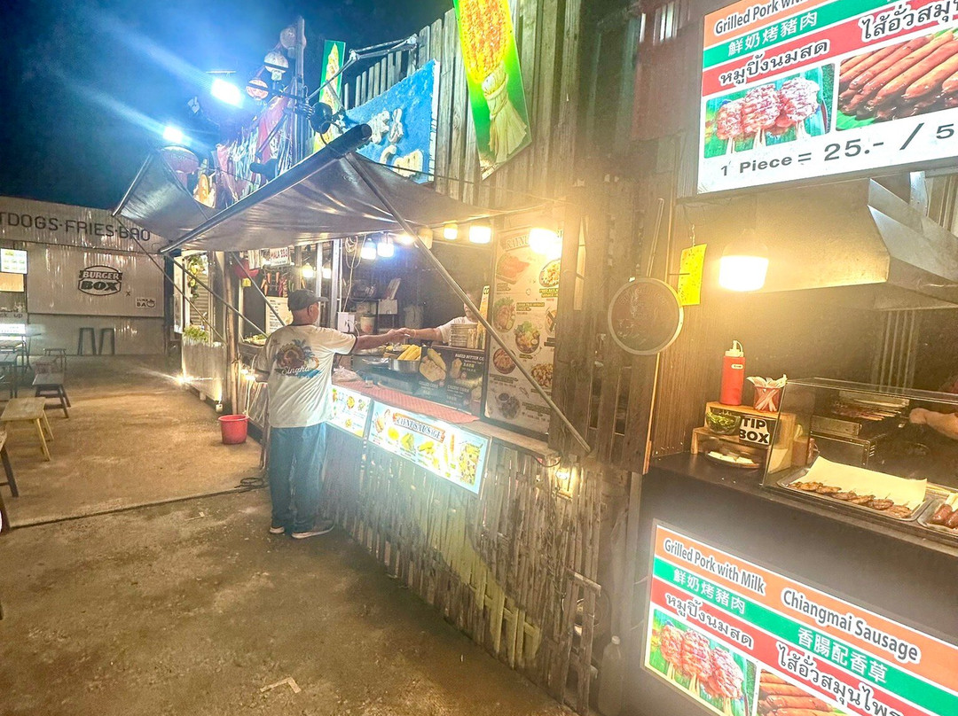 Phaploen Market景点图片