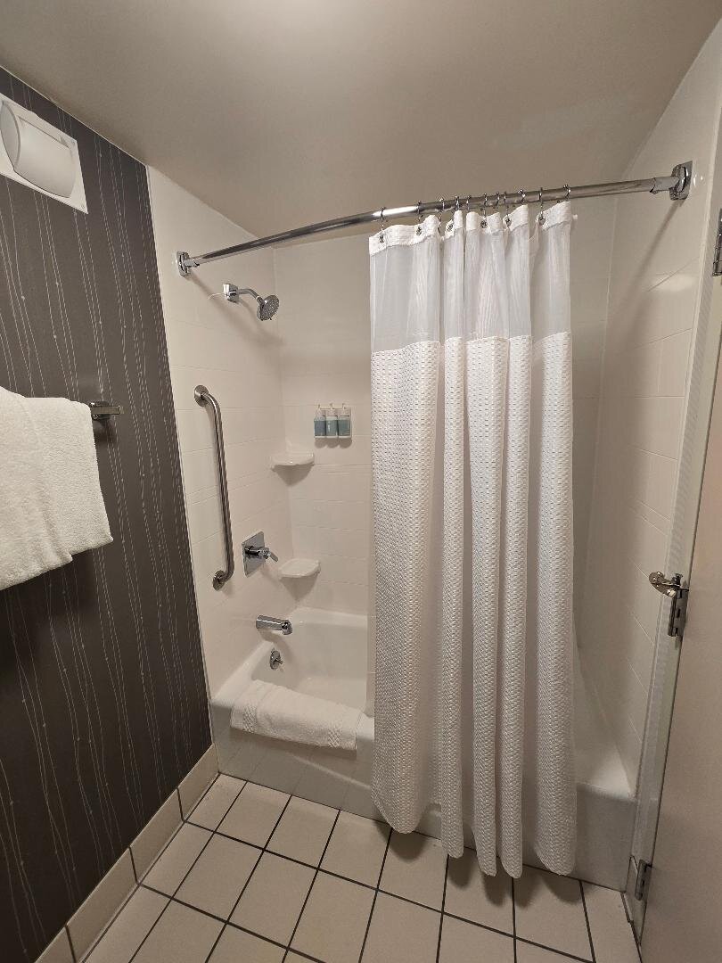 Courtyard by Marriott Cincinnati Covington-浴室