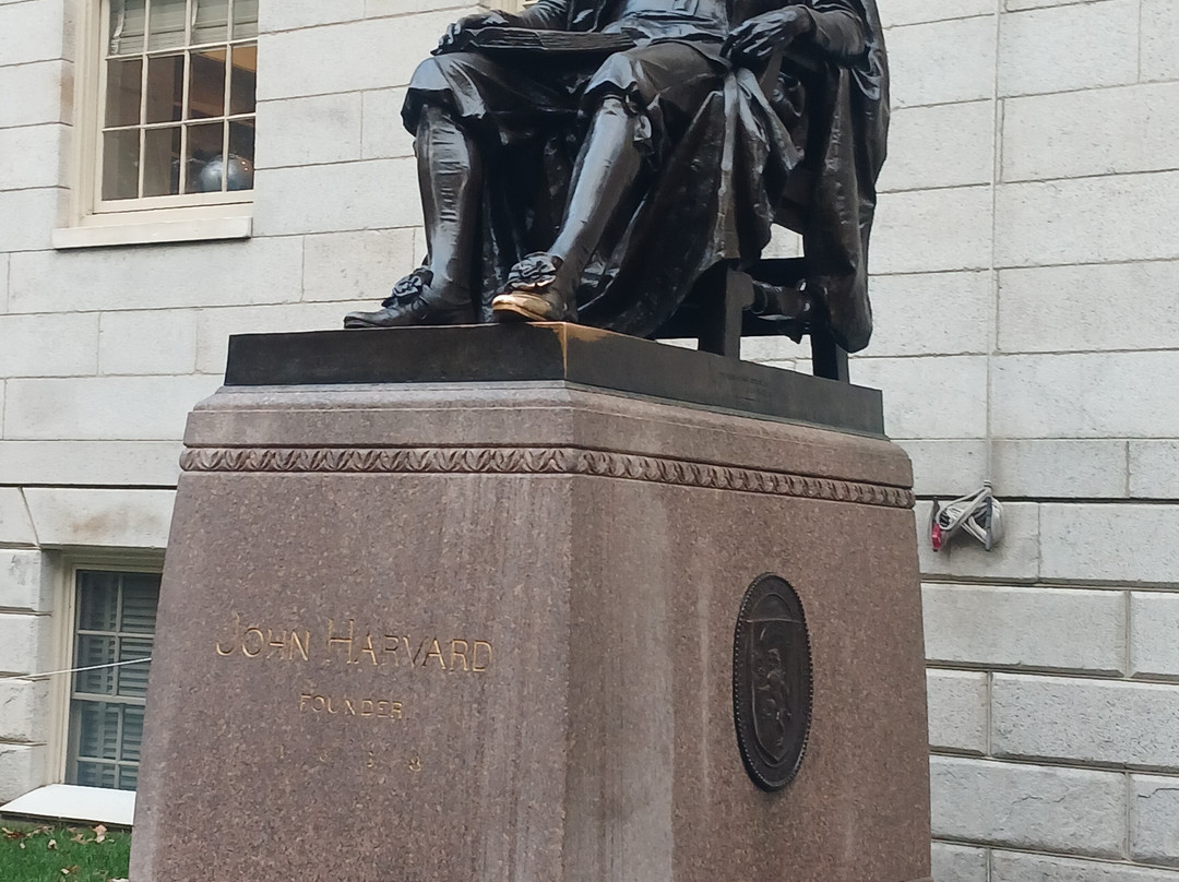 John Harvard Statue-剑桥必去景点