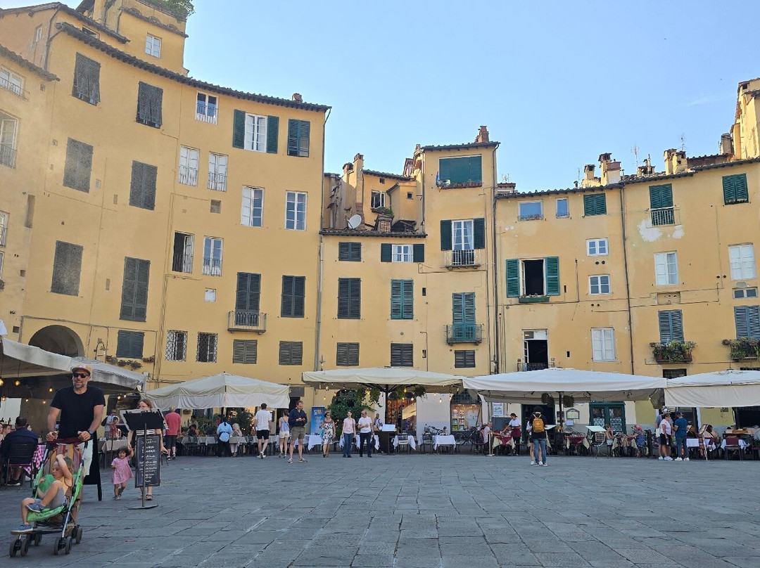 Piazza Anfiteatro-卢卡必去景点