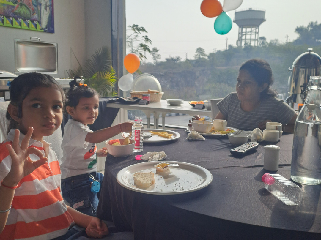 鲜红公园施里普里亚酒店主图