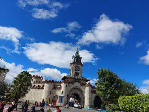 Puerta de la Ciudad-Loja必去景点