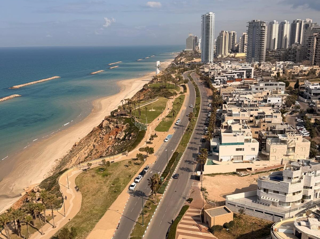 涅坦亚维尔舄湖酒店主图