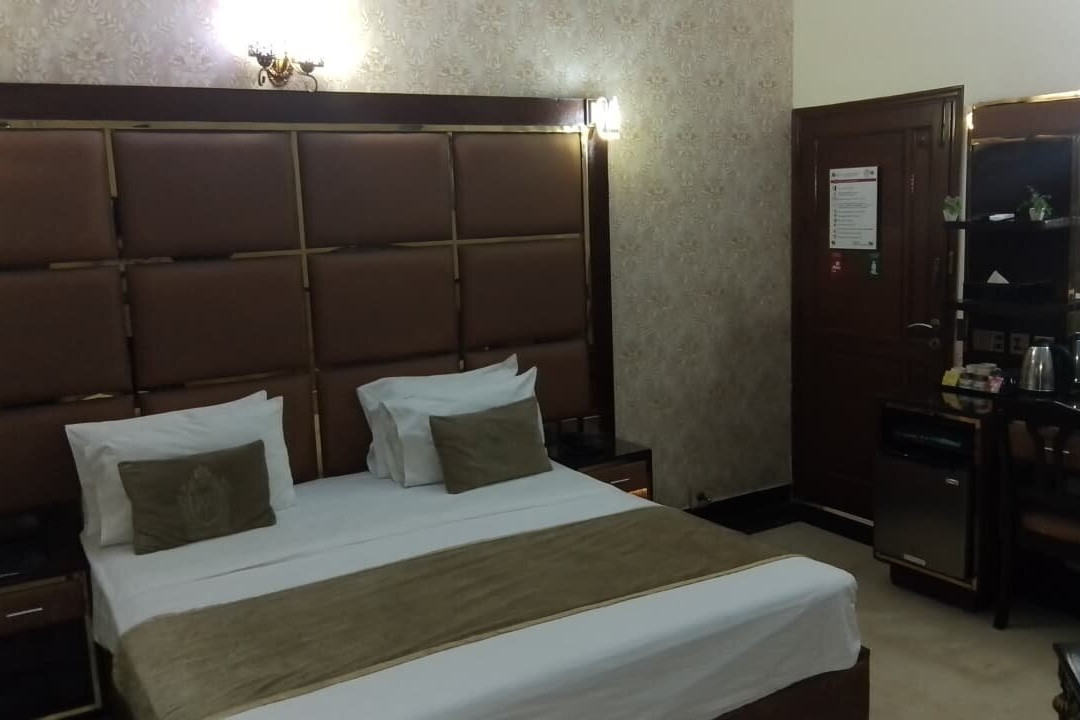 Orchid Inn By WI主图