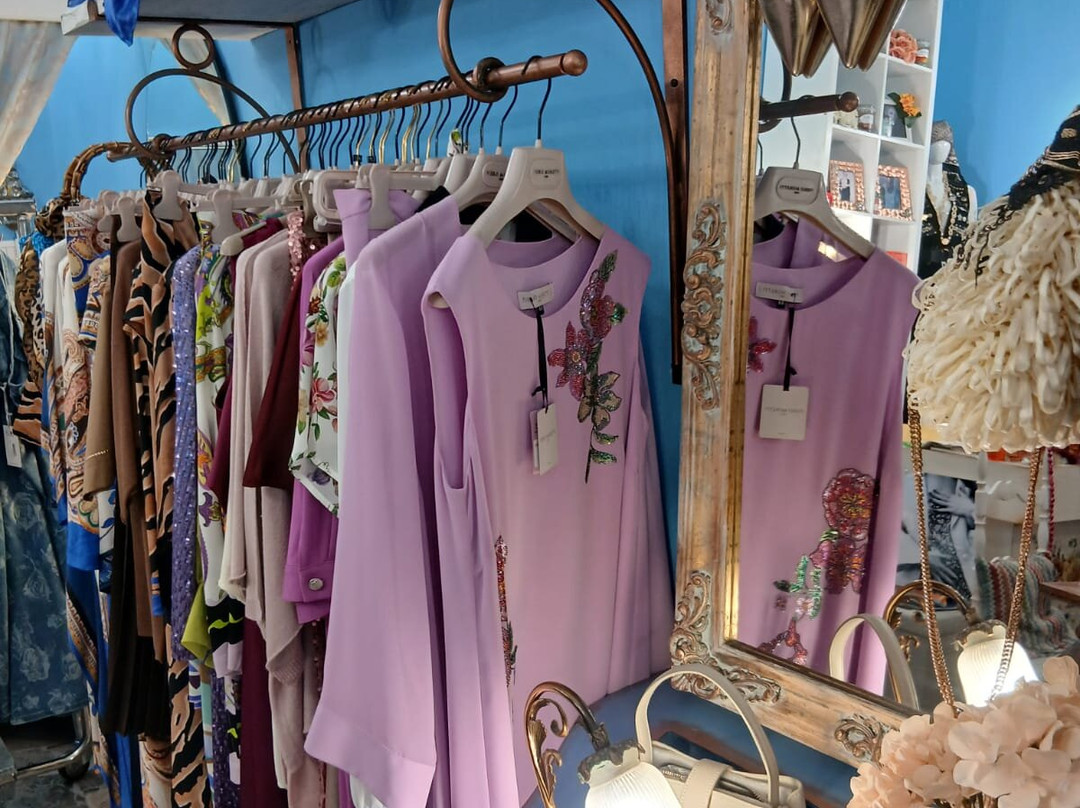 Esmeralda T Di Daniela Cerè Creazioni Moda-Marebello必去景点