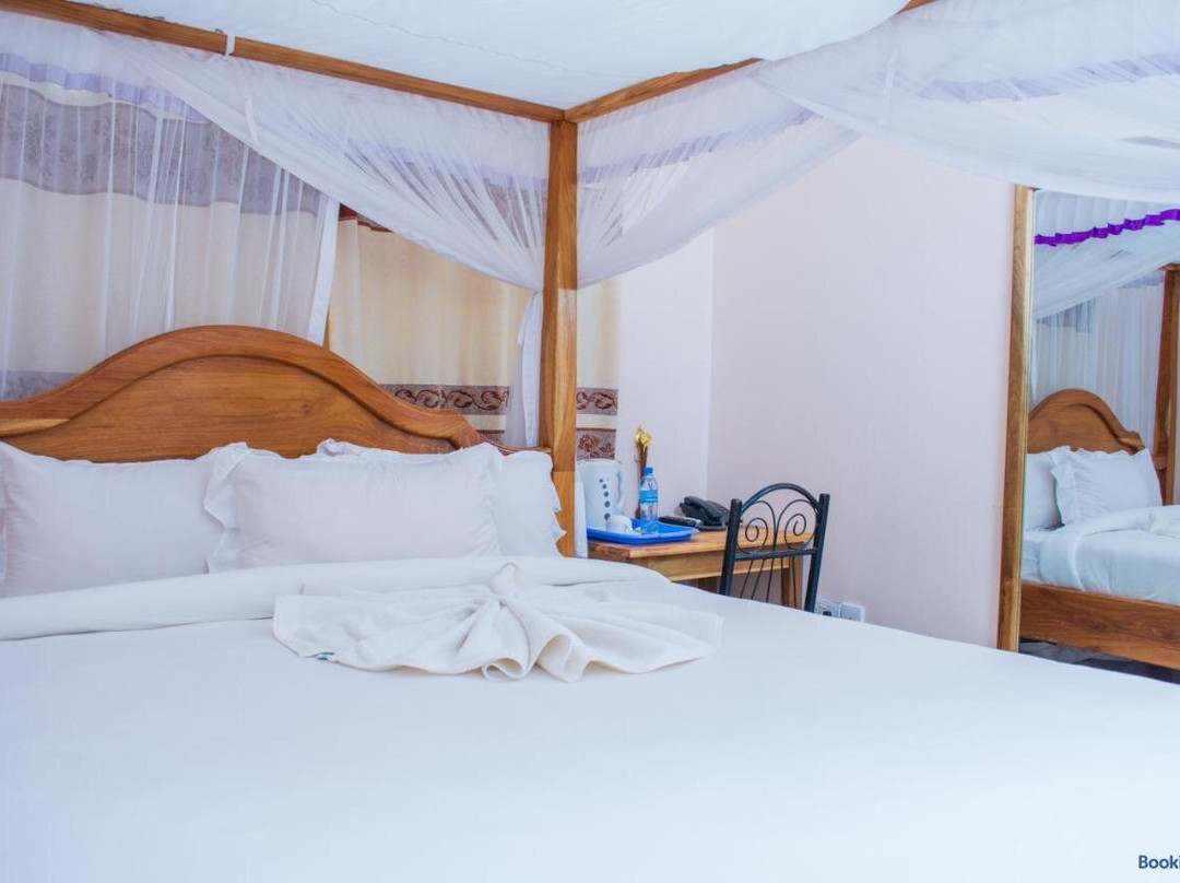 Mzunguu Safari Lodge