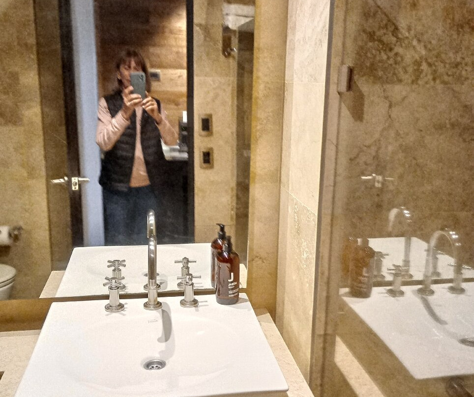 门多查莫德酒店主图