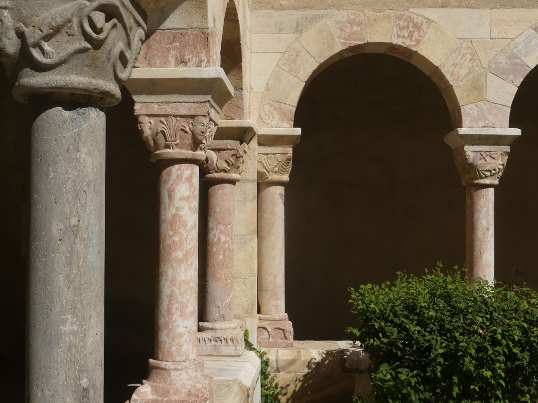 Eglise Saint Michel , le cloitre et le linteau-Saint Genis des Fontaines必去景点