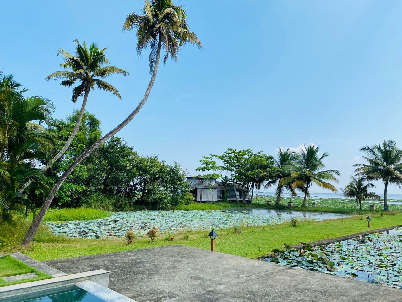 Ama Stays & Trails Pathiramanal Villa-官方