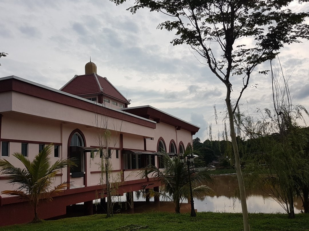 Masjid Salmah Khamis-甘榜马日丹那必去景点