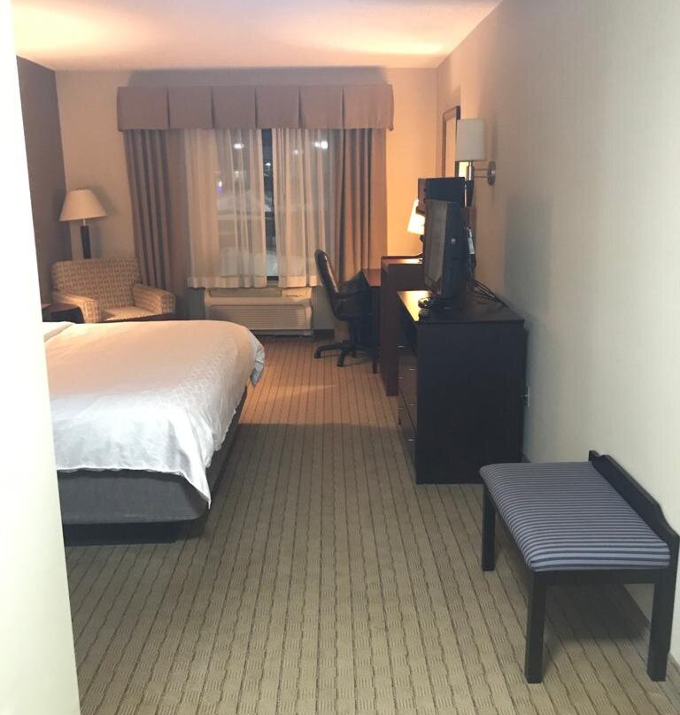 Holiday Inn Express & Suites Malone by IHG主图