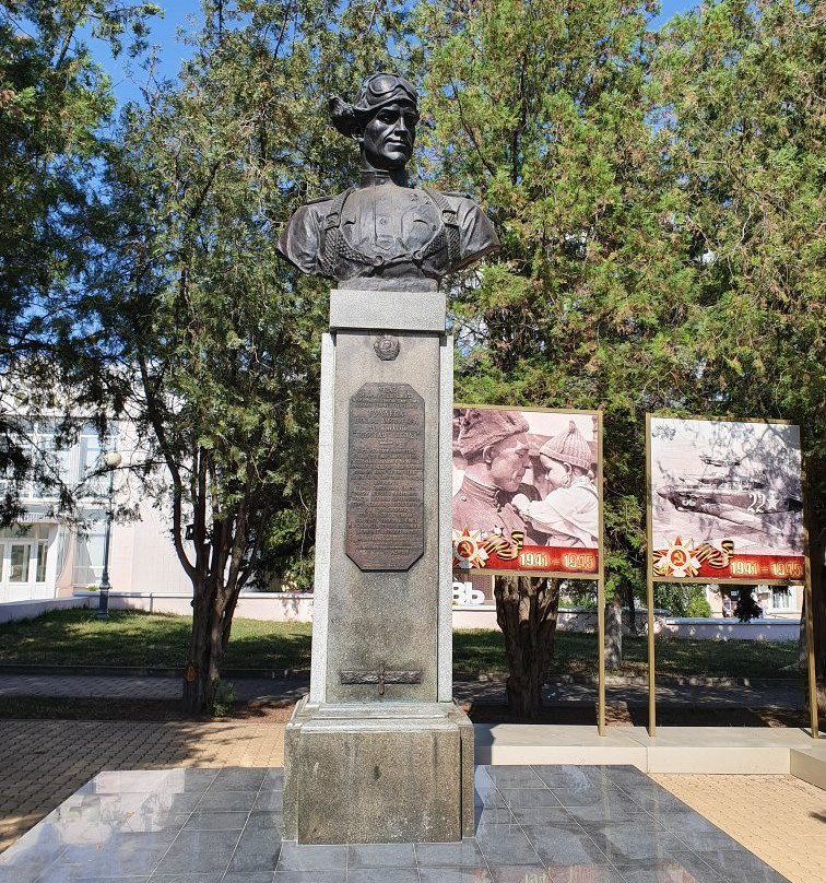 Bust of the Soviet Union Hero N.D. Gulayev景点图片