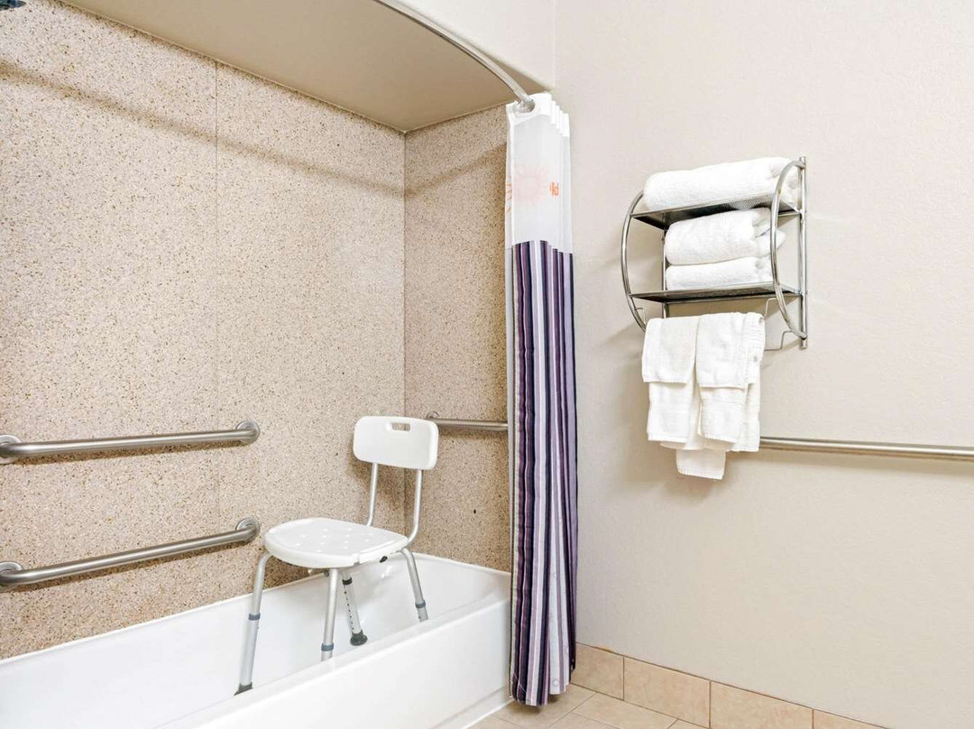 La Quinta Inn & Suites by Wyndham Ada主图