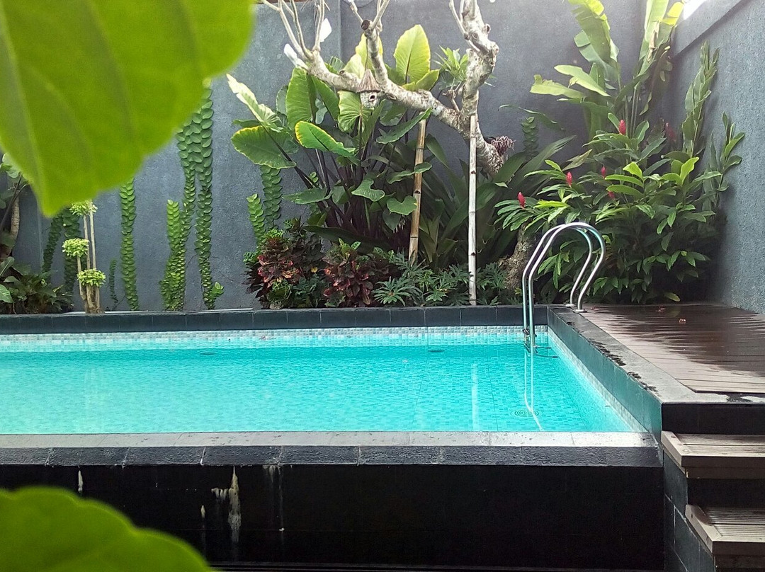 Front One Inn Kediri主图