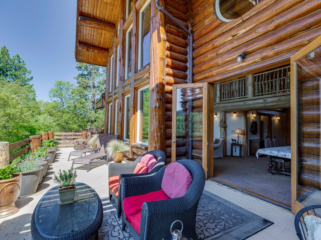 Bigfoot Lodge B&B主图