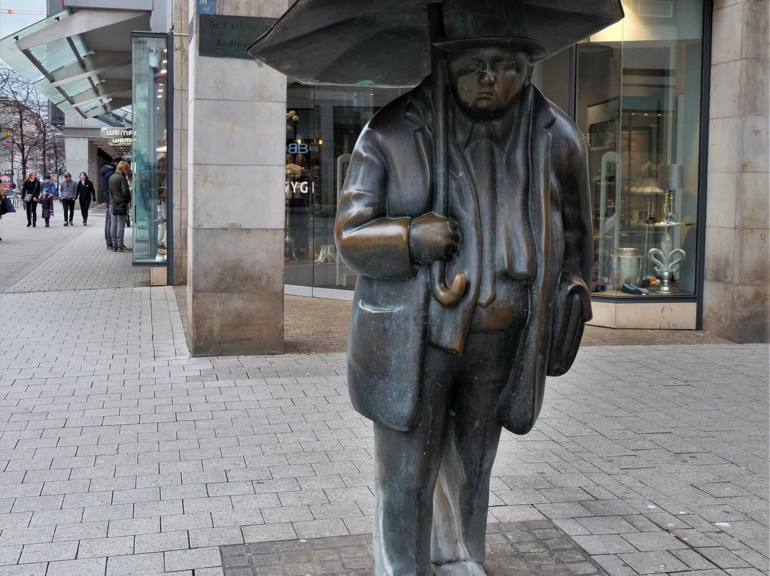 Skulptur "Mann mit Regenschirm"景点图片