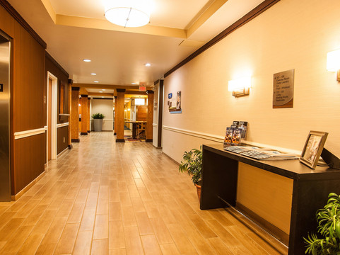 舒适套房酒店阿克伦南主图