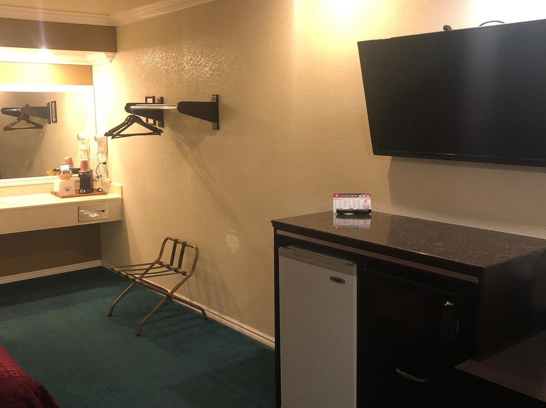 阿塔斯卡德罗速8酒店主图