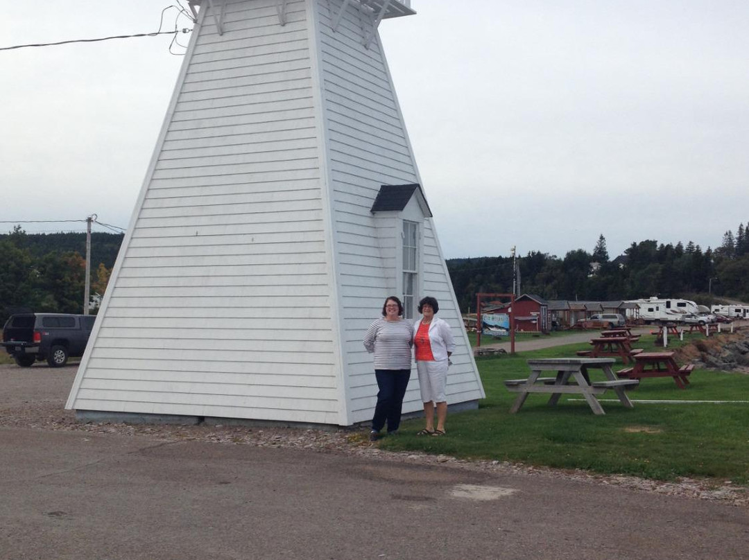 Spencer's Island Lighthouse景点图片